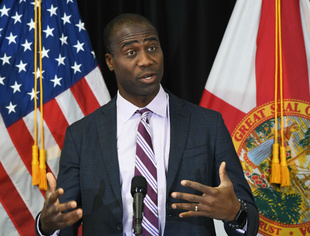 Floridas Surgeon General Dr. Joseph Ladapo spricht auf einer Pressekonferenz