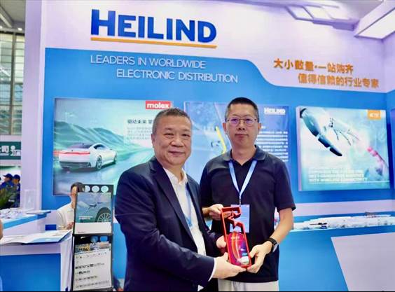 Bapak Jianwei Jiang (General Manager Creativity Exhibition, penyelenggara) di kiri, Frank Shi (perwakilan Heilind) di kanan.