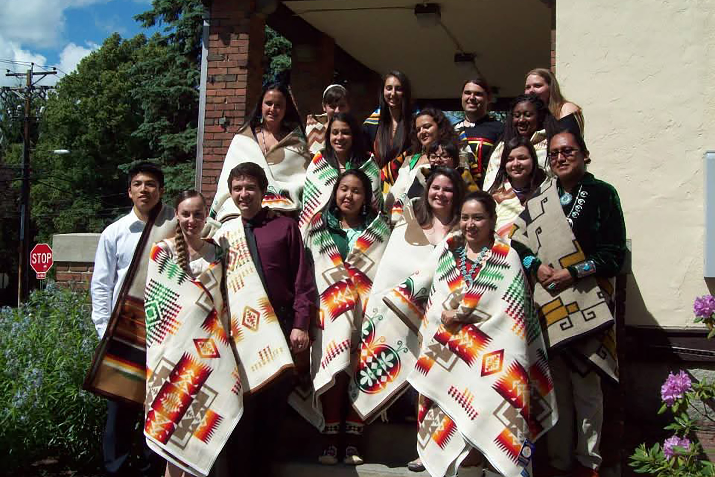 طلاب أصليون يتخرجون خارج البيت الأمريكي الأصلي في Dartmouth College، يونيو 2013.