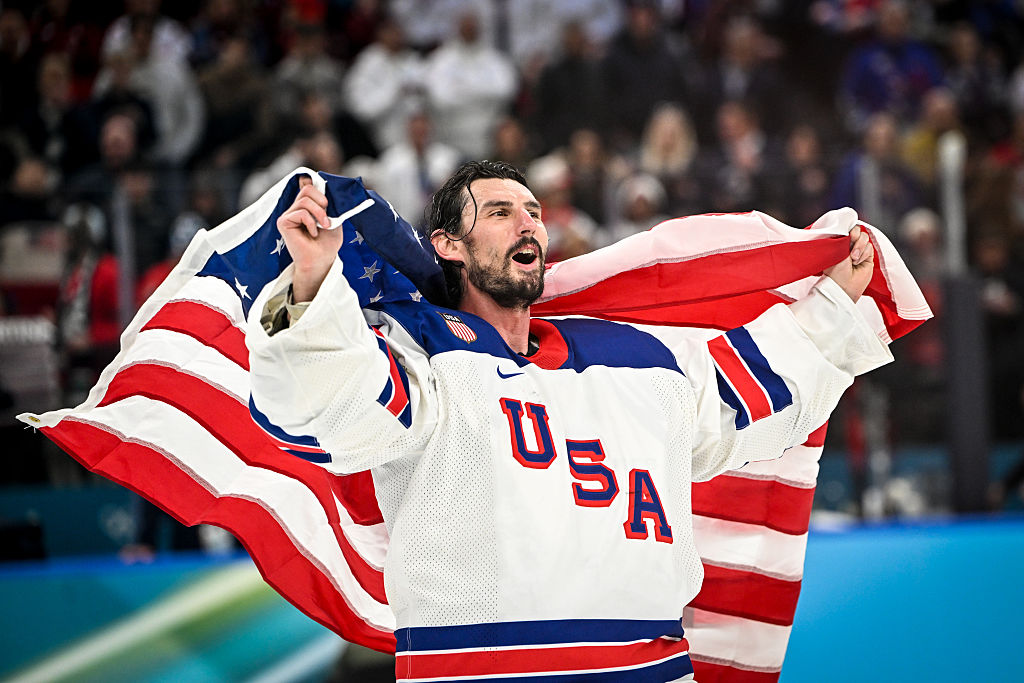 Torh&uuml;ter Connor Hellebuyck von den USA feiert den Gewinn der Goldmedaille w&auml;hrend des Eishockey-Herren-Goldmedaillenspiels zwischen Kanada und den USA am sechzehnten Tag der Olympischen Winterspiele 2026 in Milano Cortina in der Milano Santagiulia Ice Hockey Arena in Mailand, Italien, am 22. Februar 2026.