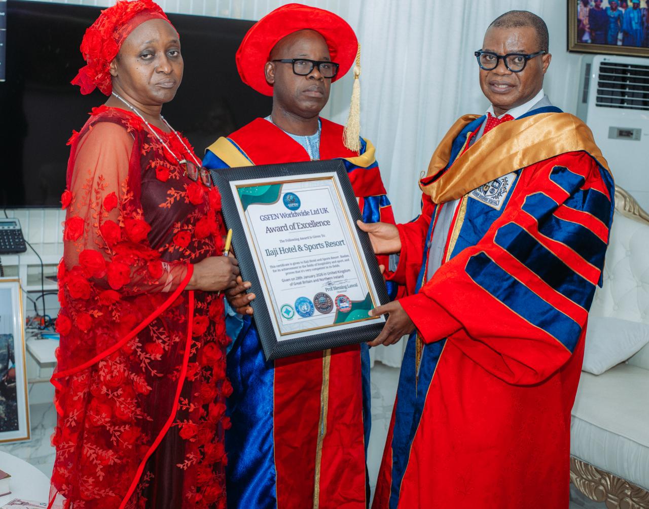 Dotun Jubril Sanusi的妻子与Samuel Awobode教授 Dotun Jubril Sanusi的妻子与Samuel Awobode教授