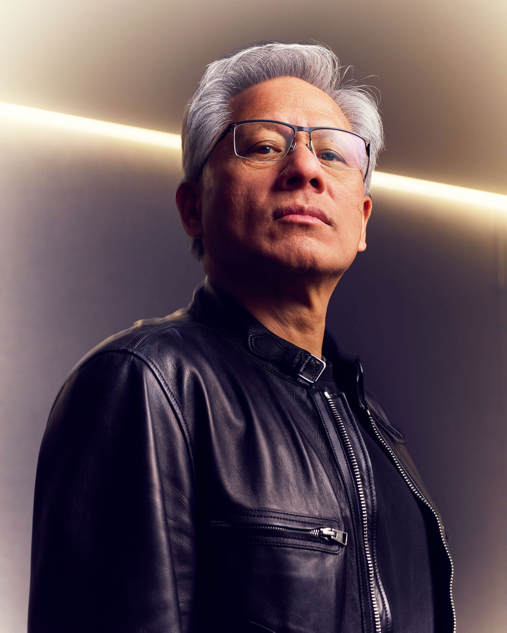 جينسن هوانغ: مدير تنفيذ شركة Nvidia، الشركة الأكثر قيمة في العالم، أصبح الآن شخصية رئيسية في السياسة العالمية. يعتقد أن الذكاء الاصطناعي سيضاعف الناتج المحلي الإجمالي العالمي خمسة أضعاف: 'كل أمة تحتاج إلى بنائه،' يقول.