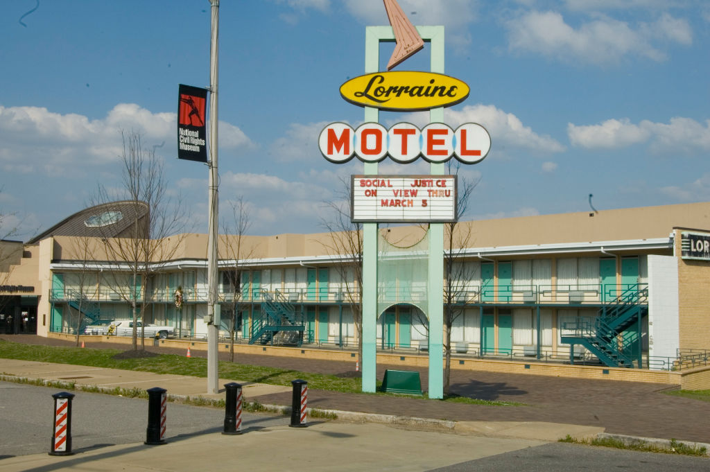 Dieses Foto zeigt das Lorraine Motel in Memphis, wo der Rev. Dr. Martin Luther King, Jr. im April 1968 ermordet wurde. Das Motel hat t&uuml;rkisfarbene T&uuml;ren. 