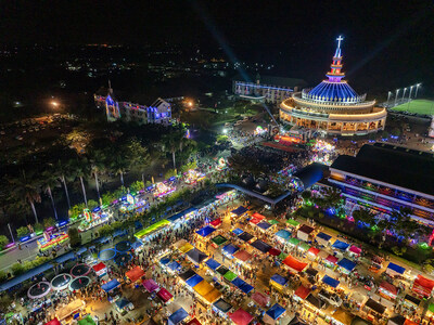 Luftaufnahme der Sakon Nakhon Christmas Star Parade mit beleuchteten Sternprozessionen, festlichen Marktst&auml;nden und der Kathedrale St. Michael dem Erzengel w&auml;hrend der j&auml;hrlichen Feier in Tha Rae, Sakon Nakhon.