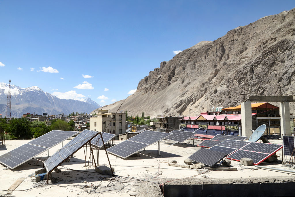 Panel surya yang dipasang di atap bangunan di Skardu, wilayah Gilgit-Baltistan, Pakistan.