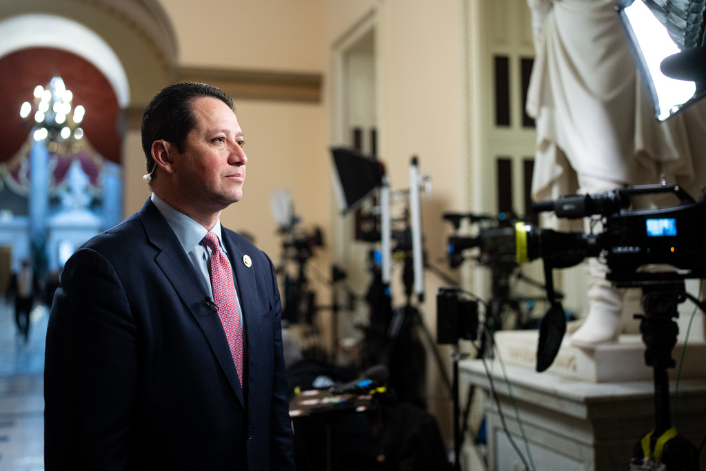 Rep. Tony Gonzales (R-Texas) melakukan wawancara berita TV di Capitol AS pada 3 Februari 2026.