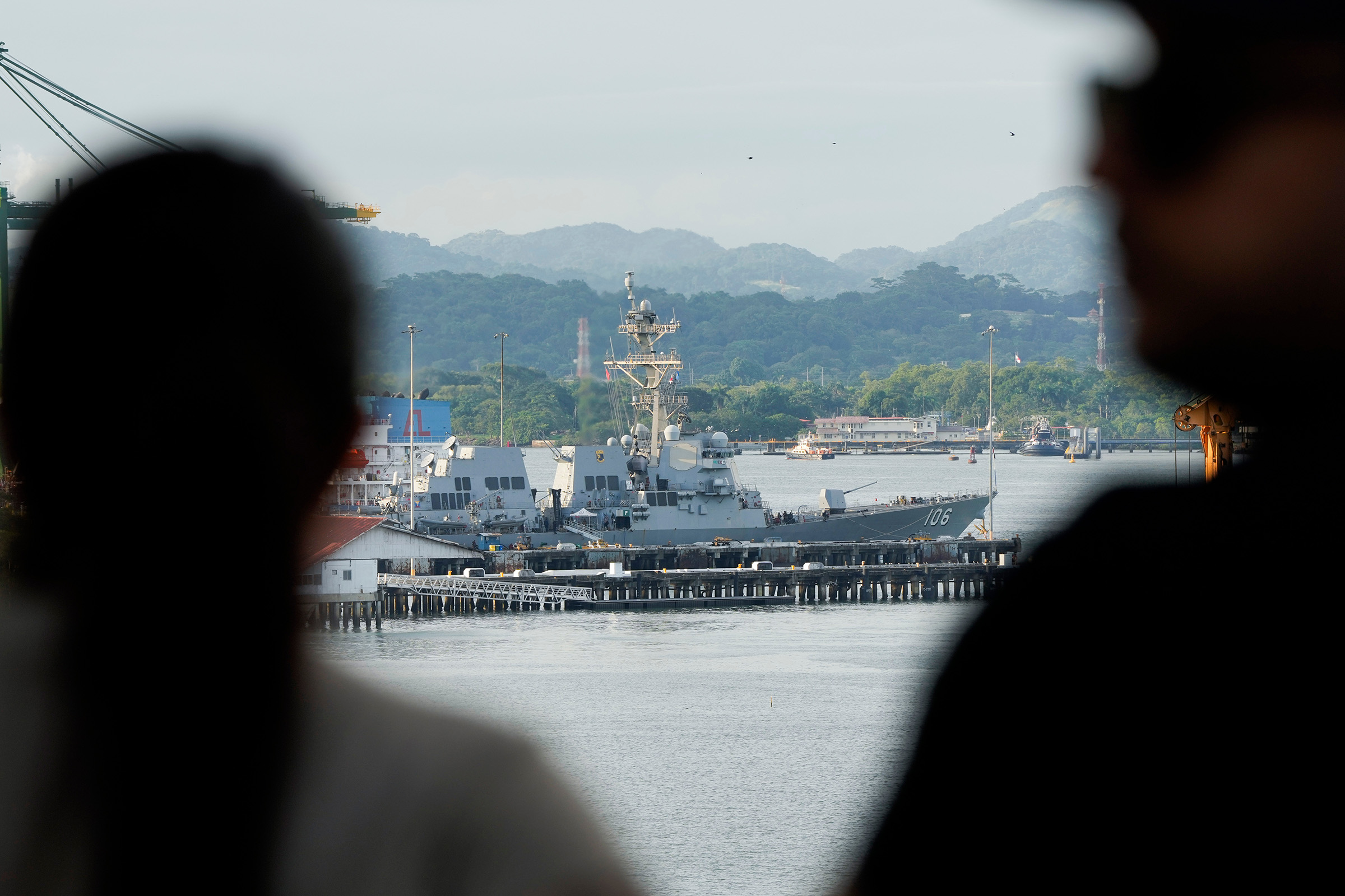 US-Kriegsschiff in Panama angedockt, nachdem Trump sagte, das Militär habe ein drittes Drogenboot aus Venezuela getroffen