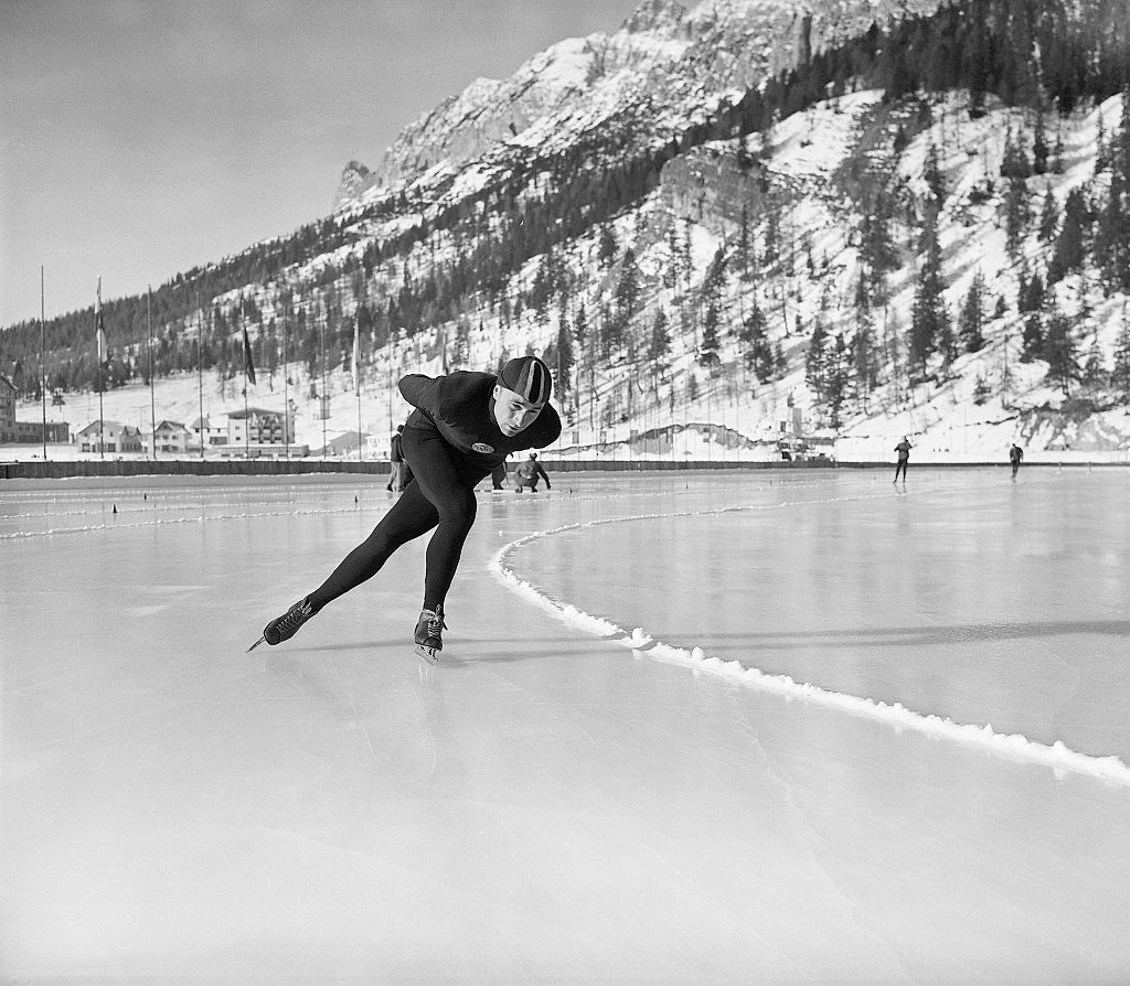 Yevgeny Grishin aus Russland gewinnt das 500-Meter-Ereignis im Eisschnelllauf bei den Olympischen Winterspielen 1956 in Cortina, Italien.