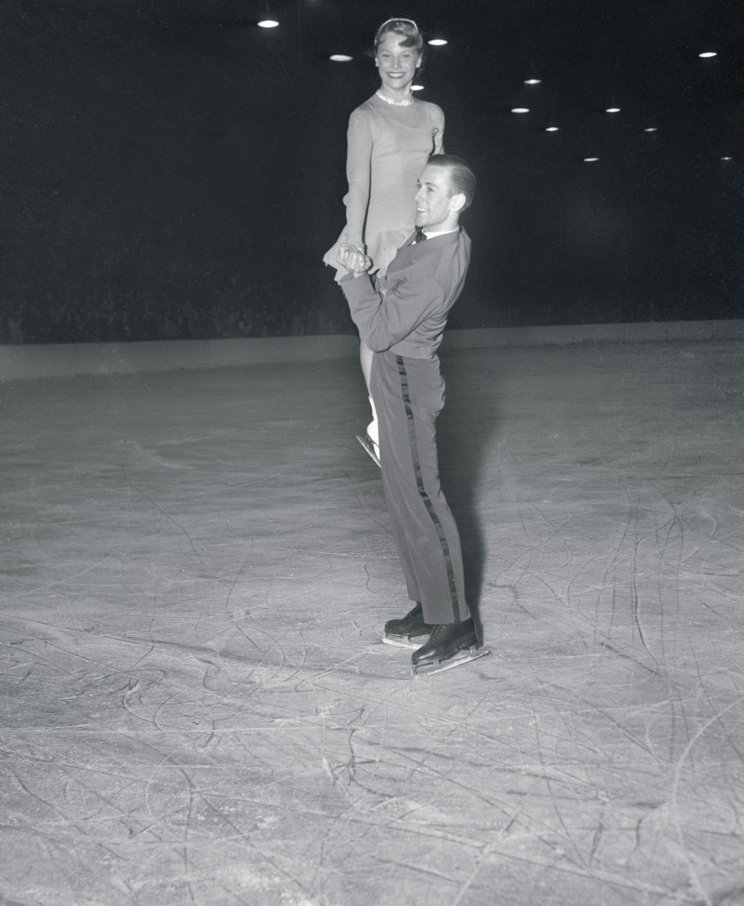 Hayes Allen Jenkins hebt Carol Heiss