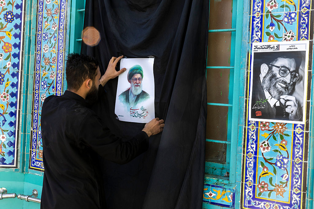 2026年3月5日，一名男子在伊朗德黑蘭張貼一張印有Ayatollah Ali Khamenei肖像的傳單。