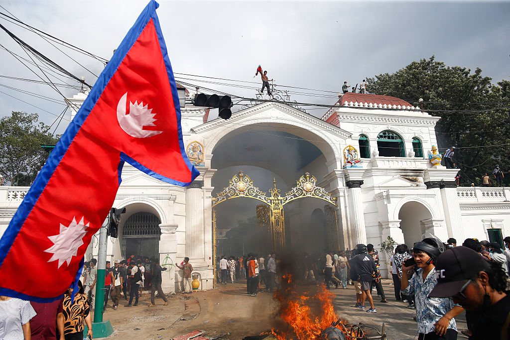 Protestierende besetzen Singha Durbar, das das Büro von beherbergte