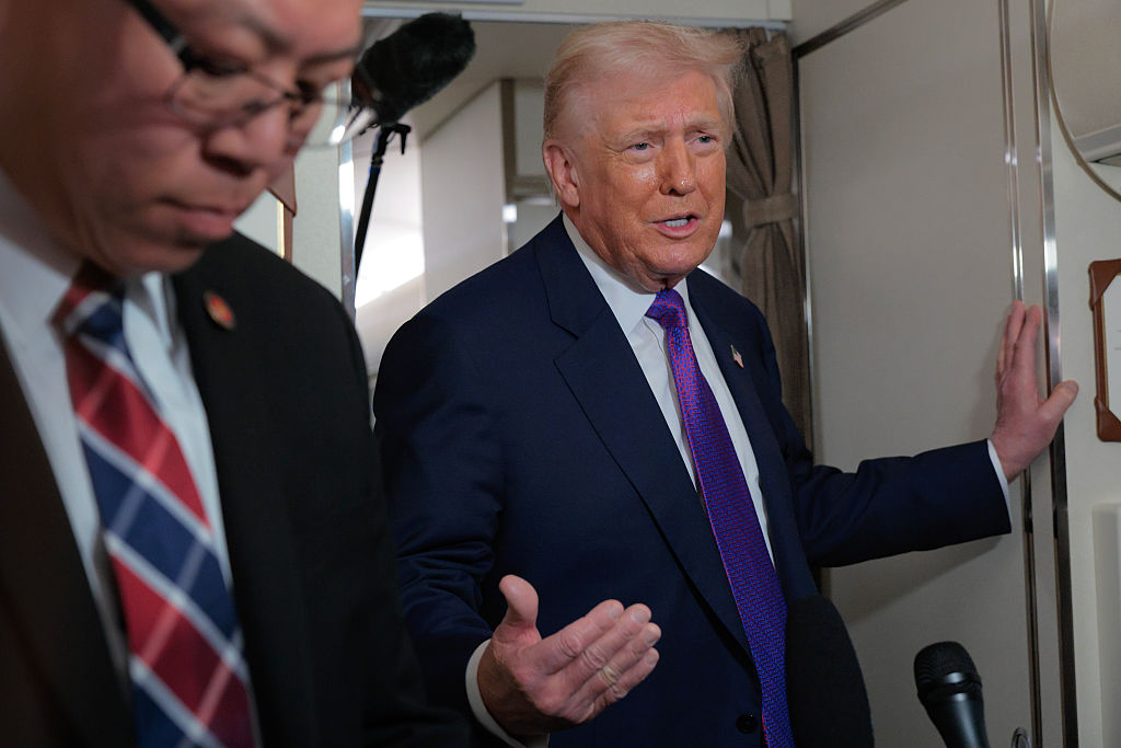 2026年2月19日，美國總統唐納德&middot;川普在空軍一號上與記者交談。