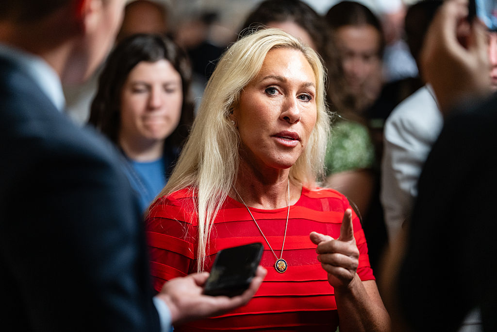 ဂျော်ဂျီယာပြည်နယ်မှ ရီပတ်ဘလစ်ကန်အမတ် မာဂျိုရီ တေလာ ဂရင်းသည် ၂၀၂၅ ခုနှစ်၊ ဇူလိုင်လ ၂၂ ရက်နေ့တွင် ဝါရှင်တန်ဒီစီရှိ အမေရိကန် ကက်ပီတယ်လ်ရှိ အောက်လွှတ်တော် ရီပတ်ဘလစ်ကန်ပါတီ အစည်းအဝေးသို့ ရောက်ရှိလာစဉ် သတင်းမီဒီယာများကို ပြောကြားနေသည်။