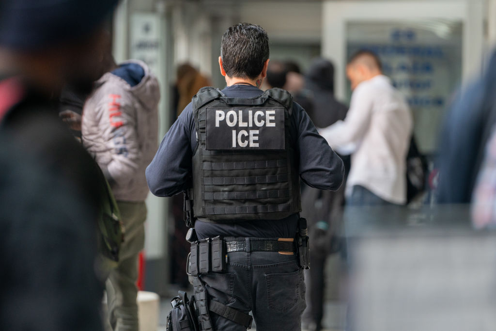 Asylsuchende Migranten warten in einer Schlange auf Termine bei der Immigration Customs Enforcement