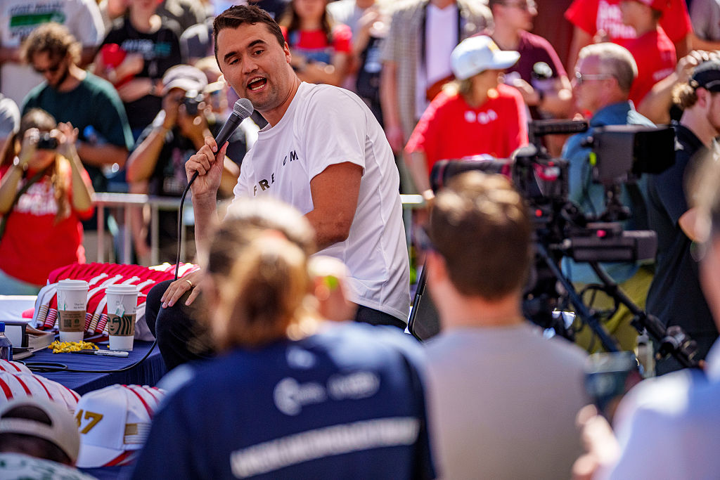 Nhà hoạt động chính trị Charlie Kirk bị bắn chết tại Utah Valley University