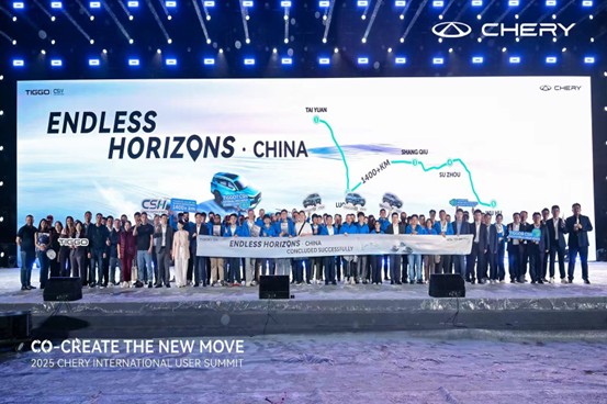 Zhu Shaodong, Executive Vice President von Chery International, hält eine Rede bei der Abschlusszeremonie