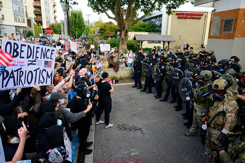Trump သည် Portland ရှိ ICE ဆန့်ကျင်ရေး ဆန္ဒပြမှုများကို နှိမ်နင်းရန် စစ်ရေးအင်အား အသုံးပြုခွင့်ပြုသည်။